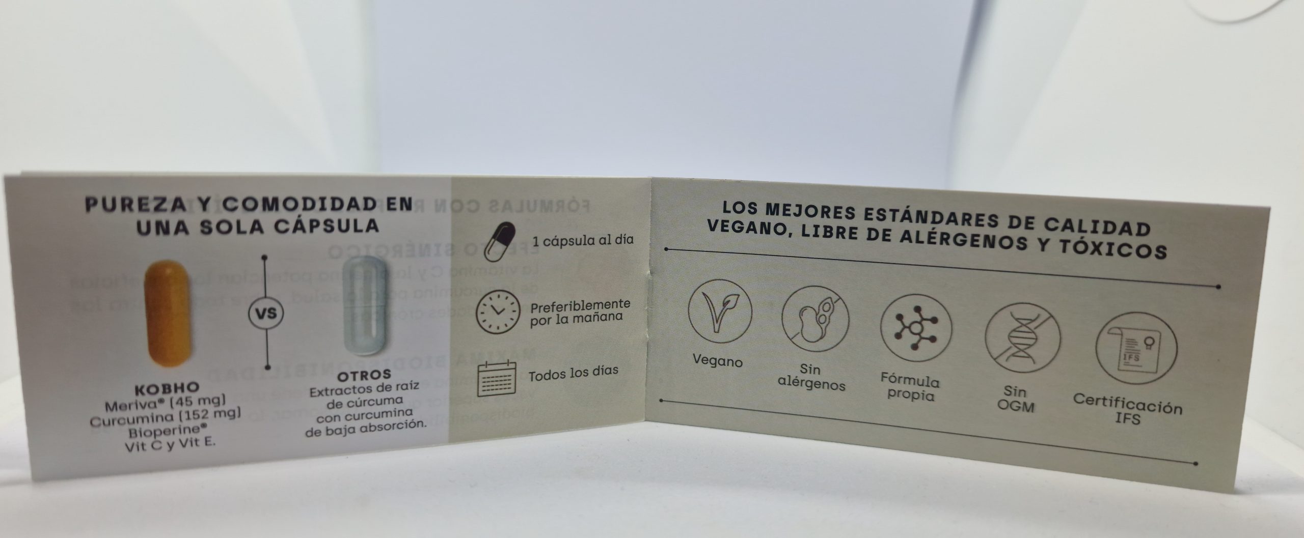 Folleto informativo sobre la pureza de la cúrcuma Kobho, mostrando iconos de calidad: Vegano, Sin alérgenos, Fórmula propia, Sin OGM y Certificación IFS.