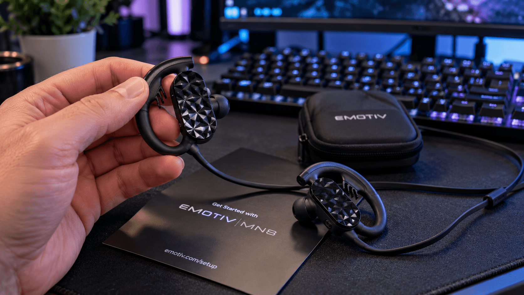 Primeros minutos con los auriculares neuronales EMOTIV MN8 durante una prueba del dispositivo.